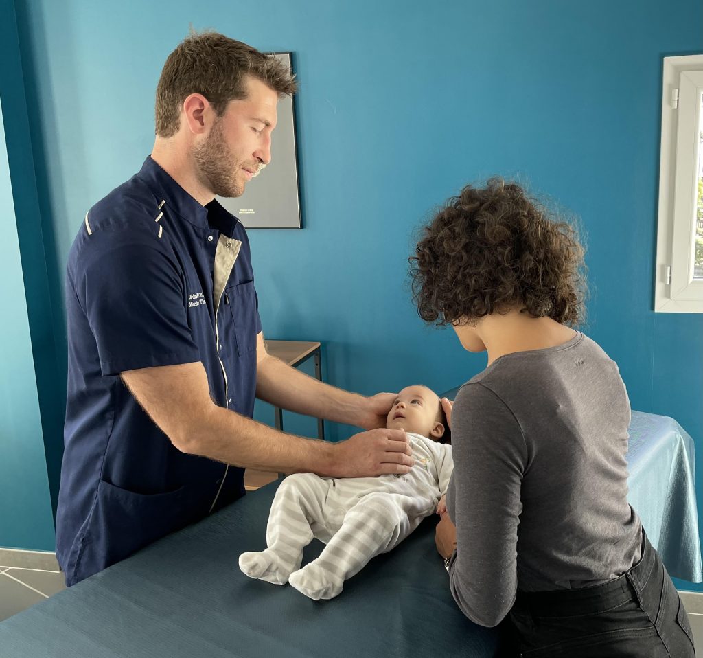 Séance de microkine pour nourrisson, bébé, au cabinet de Jérémie Guyon à Gigean
